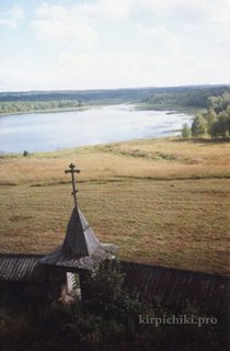 Порженский погост. Вид с колокольни на оградку и озеро.