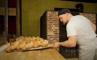 На фото: белый хлеб швейцарской пекарской школы