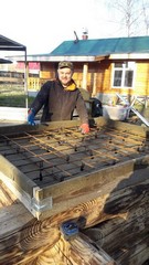 Армокаркас для плиты в опалубке ждет заливки бетоном